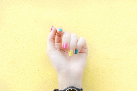 Uñas cortas de moda 2025: tendencias y diseños que marcarán el año