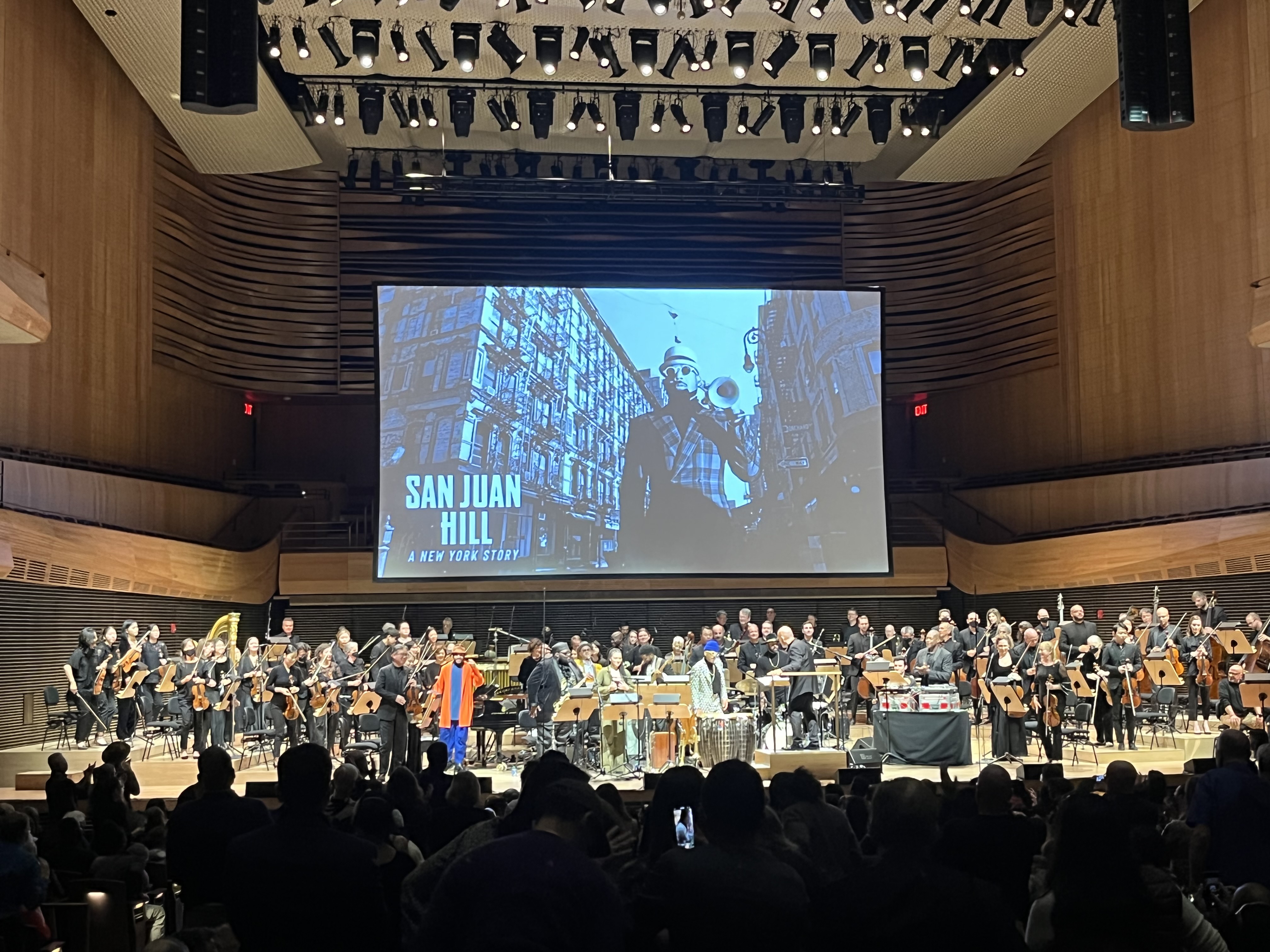 AME3016. NUEVA YORK (ESTADOS UNIDOS), 08/10/2022.- Fotografía de la obra “San Juan Hill”, del compositor Etienne Charles, con la actuación de sexteto Creole Soul y la Orquesta Filarmónica de Nueva York, hoy en Nueva York (EE. UU). El Lincoln Center de Nueva York, una de las instituciones culturales más importantes de Estados Unidos, cedió el foco este sábado a una historia olvidada a su sombra: la del humilde pero vibrante barrio negro y latino que su construcción destruyó el siglo pasado. "San Juan Hill" (La colina de San Juan), una de las primeras víctimas de la gentrificación en la ciudad, recibió un conmovedor y original homenaje en el estreno de la sala David Geffen, el nuevo hogar de la Orquesta Filarmónica de Nueva York, que reabría tras una reforma multimillonaria. EFE/ Nora Quintanilla