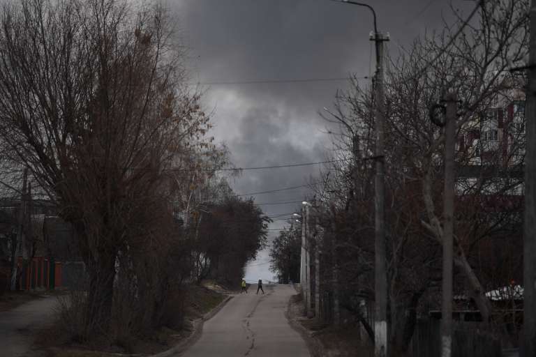 Moscú, que dispone de una potencia de fuego abrumadora en comparación con una Ucrania con pocas capacidades antiaéreas, afirma que ya destruyó 74 instalaciones militares, entre ellas 11 aeródromos, y los sistemas de defensa antiaérea de Ucrania.