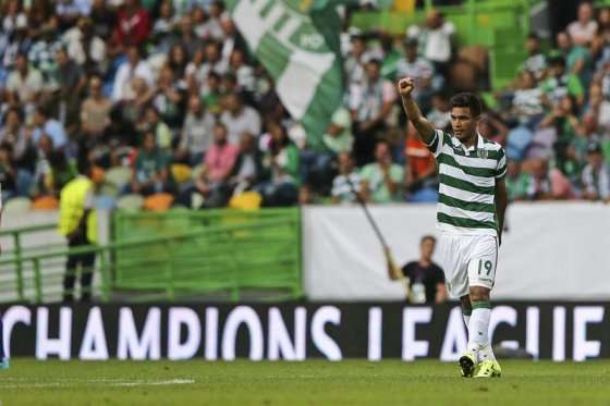 Teófilo Gutiérrez celebra uno de los tantos del Sporting en los playoffs para ingresar a la Champions. Foto: AFP