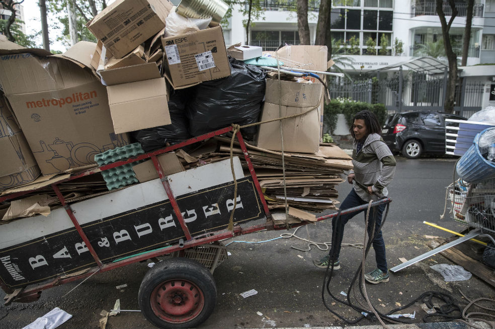 Maura Pereira, de 43 años, mientras recolecta basura en una calle de Sao Paulo (Brasil). / EFE