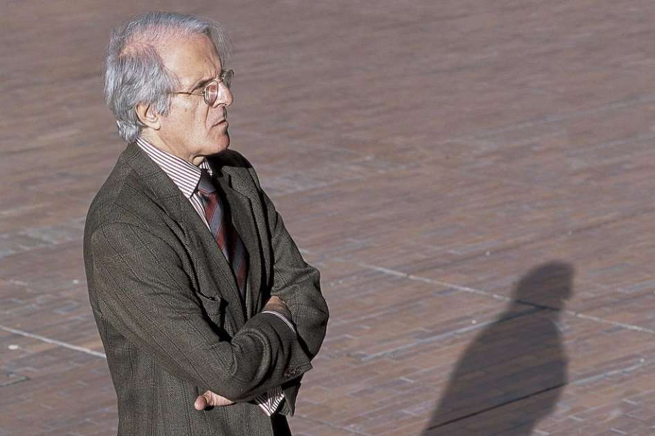 Bernardo Hoyos pertenecía a una “estirpe protegida por una discreción y una sindéresis que no se dejan rebajar y que parecería que quieren siempre disimular los modales físicos y mentales”.
