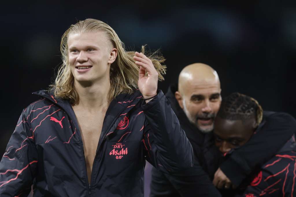 Bern (Switzerland), 25/10/2023.- Manchester City's Erling Haaland reacts next to Manchester City's head coach Josep Guardiola (C) hugging Jeremy Doku(R) after winning the UEFA Champions League group G soccer match between BSC Young Boys and Manchester City, in Bern, Switzerland, 25 October 2023. (Liga de Campeones, Suiza) EFE/EPA/PETER KLAUNZER