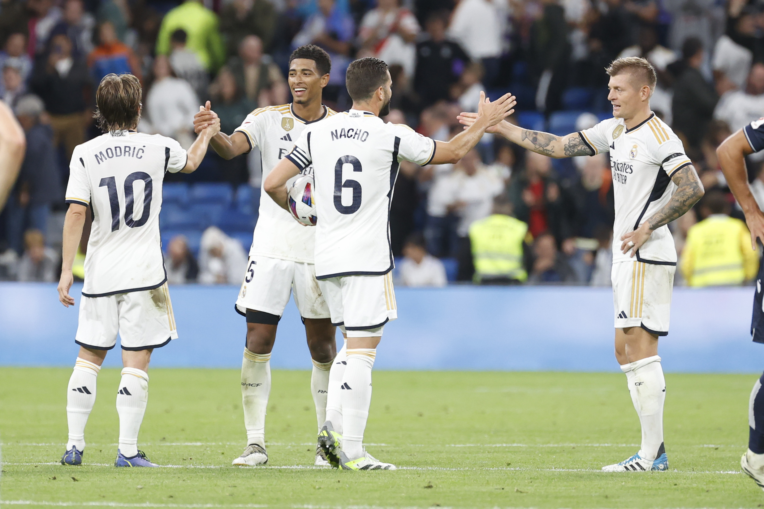MADRID, 17/09/2023.- Los jugadores del Real Madrid, celebran la victoria de su equipo al término del encuentro correspondiente a la quinta jornada de primera división que disputan hoy domingo frente a la Real Sociedad en el estadio Santiago Bernabéu, en Madrid. EFE/ Juan Carlos Hidalgo