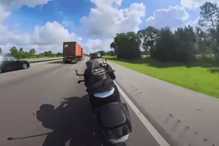 Motociclista grabó momento en que se estrelló contra camioneta a alta velocidad
