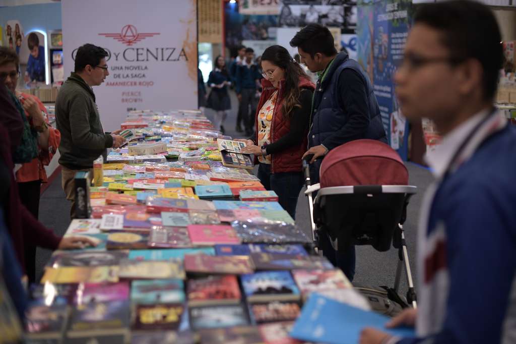 Feria del libro 2019, montajes, stand, compradores.