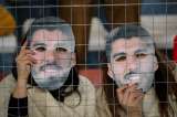 Hinchas de Nacional llenaron su estadio con máscaras de Luis Suárez