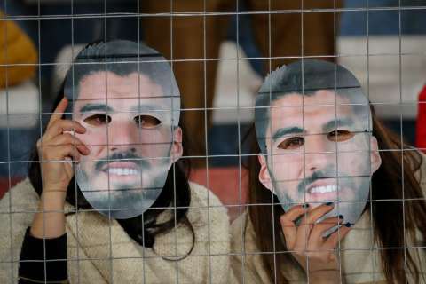 Hinchas de Nacional llenaron su estadio con máscaras de Luis Suárez
