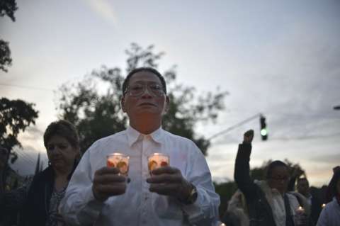 Más de 50 personas le rinden homenaje a las víctimas del terremoto de México