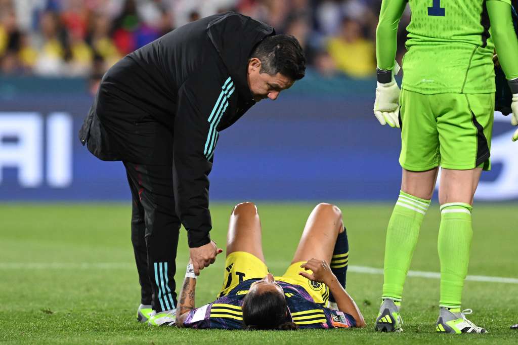 Sydney (Australia), 12/08/2023.- Carolina Arias of Colombia lies on the ground after sustaining an injury during the FIFA Women's World Cup 2023 Quarter Final soccer match between England and Colombia at Stadium Australia in Sydney, Australia, 12 August 2023. (Mundial de Fútbol) EFE/EPA/DEAN LEWINS AUSTRALIA AND NEW ZEALAND OUT