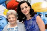 Abuela de Katy Perry se roba el show en el estreno de ‘Los Pitufos 2’