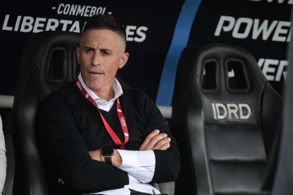 Pablo Peirano, director técnico de Santa Fe, en el banco durante el juego ante Deportes Iquique por la Copa Libertadores.