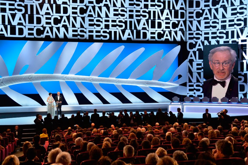 El director estadounidense Steven Spielberg saluda desde el escenario junto a la maestra de ceremonia, la actriz francesa Audrey Tautou.
