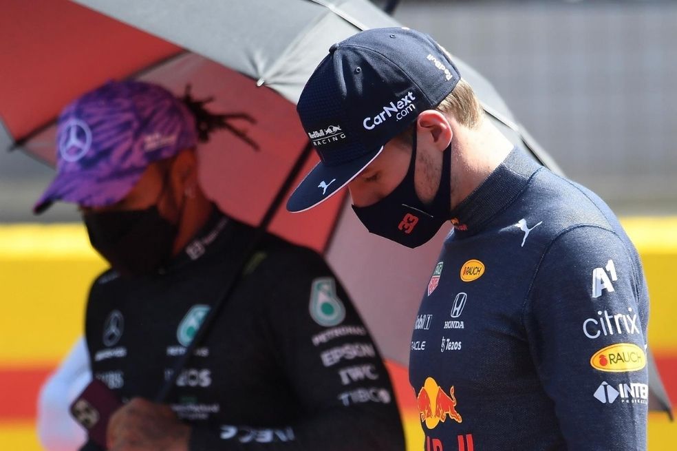 Max Verstappen con Lewis Hamilton en la previa del Gran Premio de Silverstone.