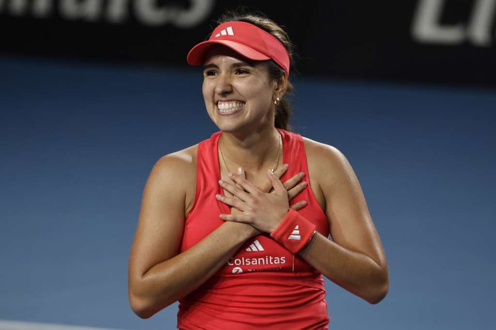Melbourne (Australia), 14/01/2025.- Camila Osorio of Colombia celebrates winning her Women's round 1 match against Maria Sakkari of Greece at the Australian Open tennis tournament in Melbourne, Australia, 14 January 2025. (Tenis, Grecia) EFE/EPA/ROLEX DELA PENA