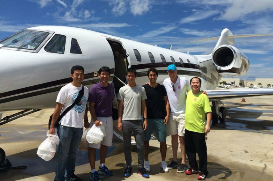 Equipo japonés de Copa Davis en el Aeropuerto Internacional Matecaña de Pereira. Foto: Twitter @keinishikori