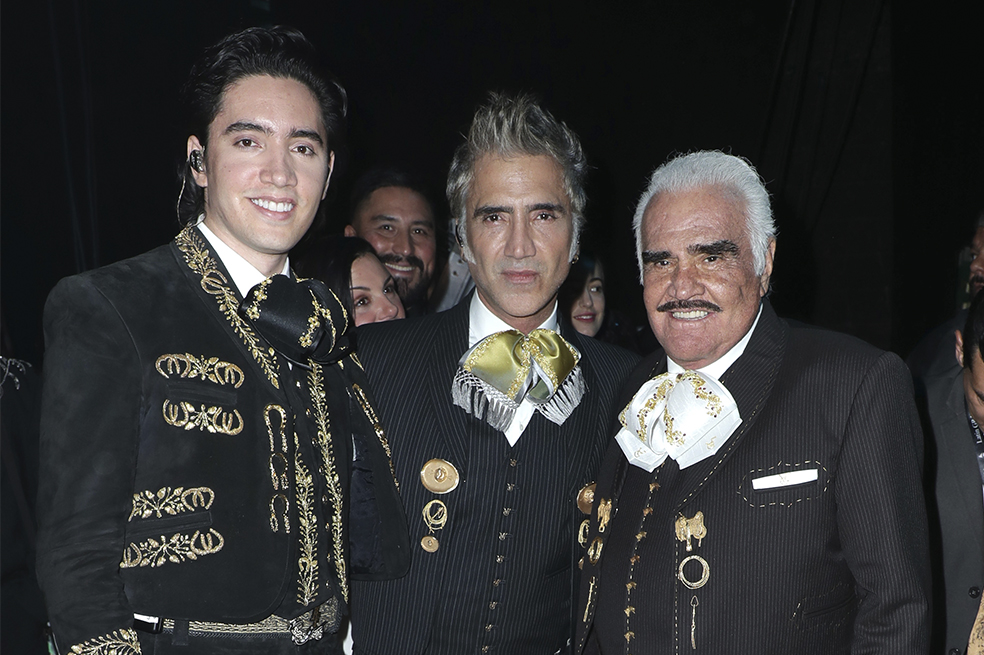 La familia de Vicente Fernández lo rodea de fuerza y amor mientras esperan la evolución del ídolo.