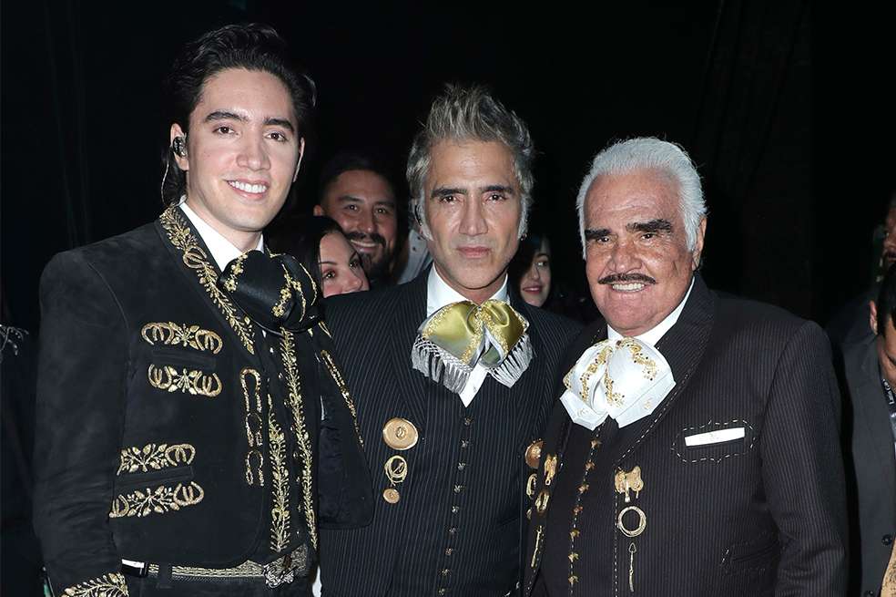Alejandro y Álex, hijo y nieto de Vicente Fernández, heredaron su talento. Le mandan mensajes de fuerza y amor.