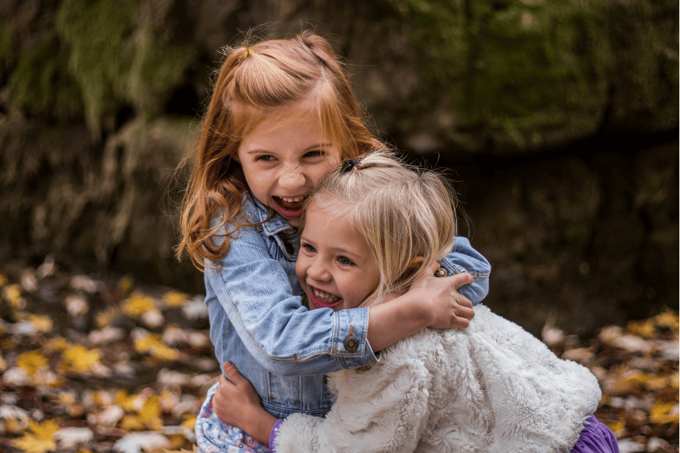 Te traemos las mejores frases de amor y amistad para niños que les puedes compartir para que comiencen a expresar bien sus emociones.