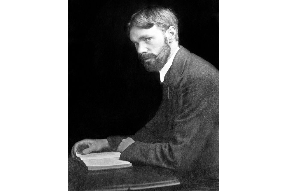 D. H. Lawrence falleció a los 44 años y está enterrado en Taos, Nuevo México.