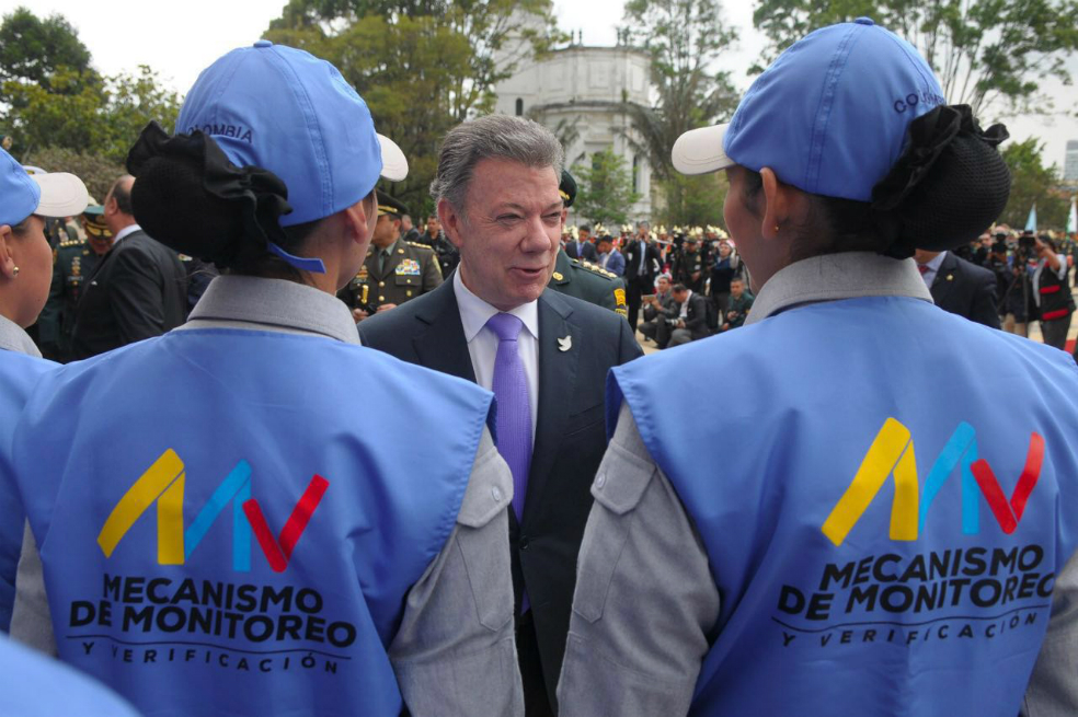 El presidente Juan Manuel Santos le da la bienvenida a un grupo de verificadores de la Misión Política Especial de la ONU. / Archivo