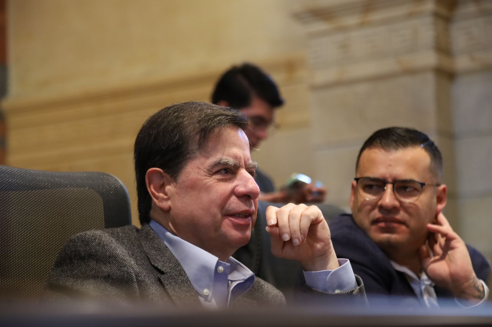 El ministro del Interior, Juan Fernando Cristo (izq), y el presidente de la Cámara, Jaime Raúl Salamanca, en la plenaria de la reforma política.