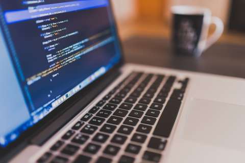 JavaScript y Python mantienen su reinado pese al rápido crecimiento de Rust