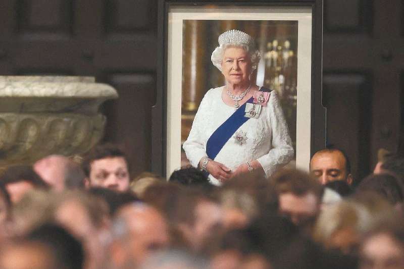 Los británicos oran por la reina Isabel II en la Catedral de San Pablo / AFP