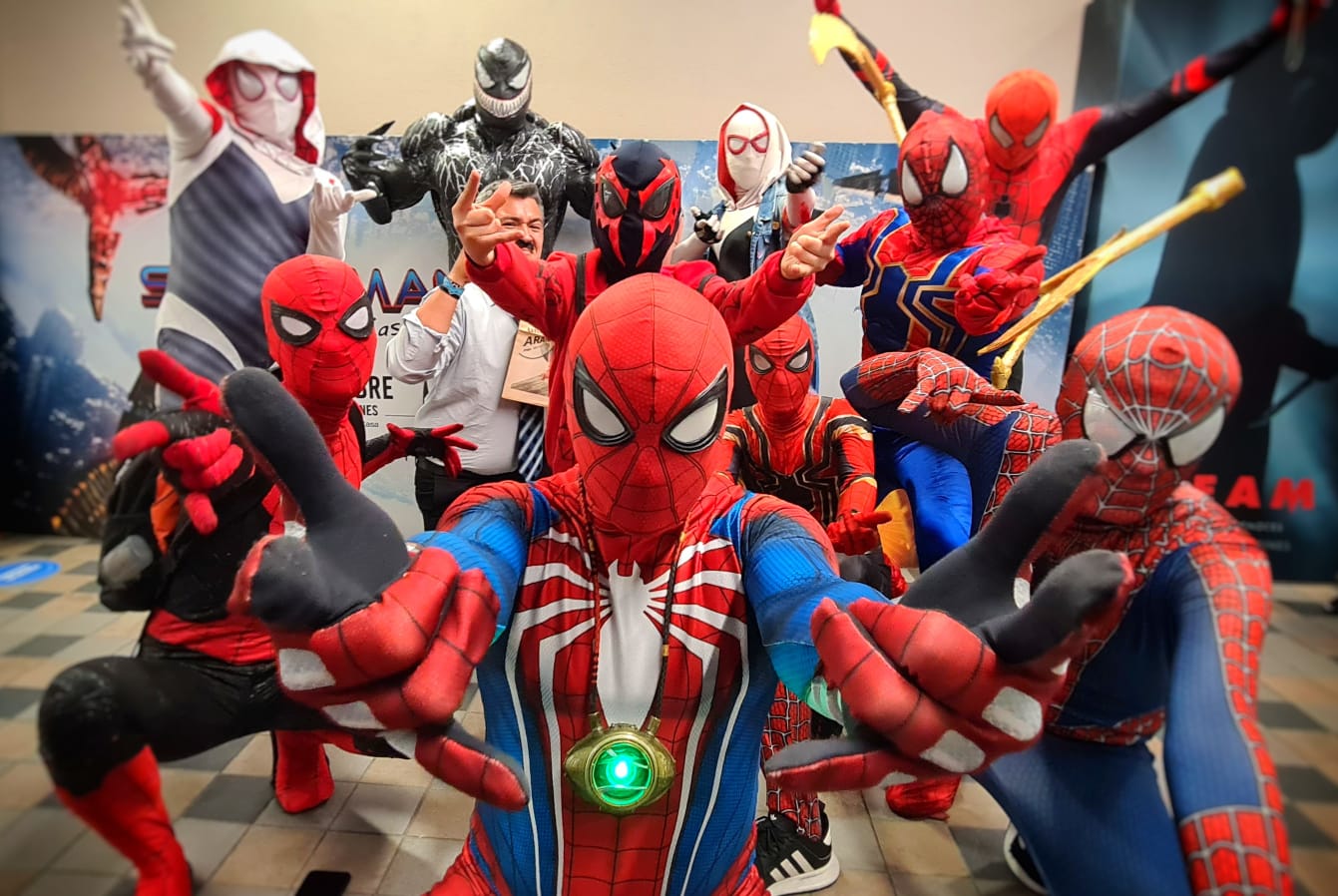 Así se han retratado las diferentes versiones de Peter Parker a lo largo de estas casi dos décadas. Este jueves finalmente llega a los cines No Way Home, y los fanáticos al fin sabrán si el Spiderverse es real, y si verán luchar juntos a los tres Spider-Man en la misma película, un hecho que marcaría la historia del superhéroe neoyorquino. Aunque esto por ahora sea solo un rumor, algunos de los villanos de las películas pasadas sí harán parte de esta cinta, como es el caso del Doctor Óctopus de Alfred Molina, el Duende Verde de William Dafoe y Electro de Jamie Foxx.
