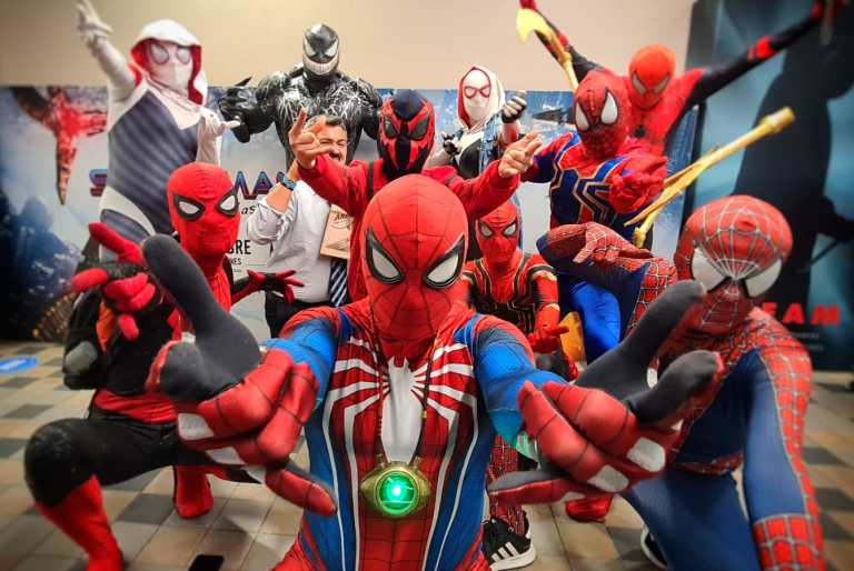 Así se han retratado las diferentes versiones de Peter Parker a lo largo de estas casi dos décadas. Este jueves finalmente llega a los cines No Way Home, y los fanáticos al fin sabrán si el Spiderverse es real, y si verán luchar juntos a los tres Spider-Man en la misma película, un hecho que marcaría la historia del superhéroe neoyorquino. Aunque esto por ahora sea solo un rumor, algunos de los villanos de las películas pasadas sí harán parte de esta cinta, como es el caso del Doctor Óctopus de Alfred Molina, el Duende Verde de William Dafoe y Electro de Jamie Foxx.