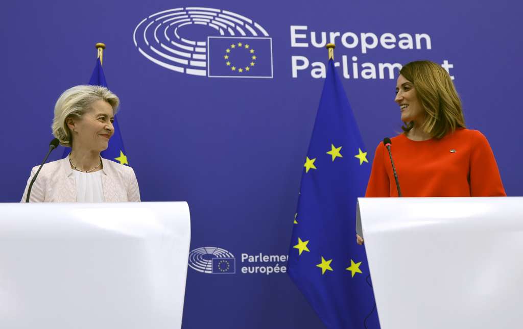Strasbourg (France), 18/07/2024.- Ursula von der Leyen (L) attends a joint press conference with European Parliament President Roberta Metsola after being re-elected as European Commission President during a plenary session of the European Parliament in Strasbourg, France, 18 July 2024. MEPs re-elected Von der Leyen as European Commission President for the next five years. (Francia, Estrasburgo) EFE/EPA/RONALD WITTEK