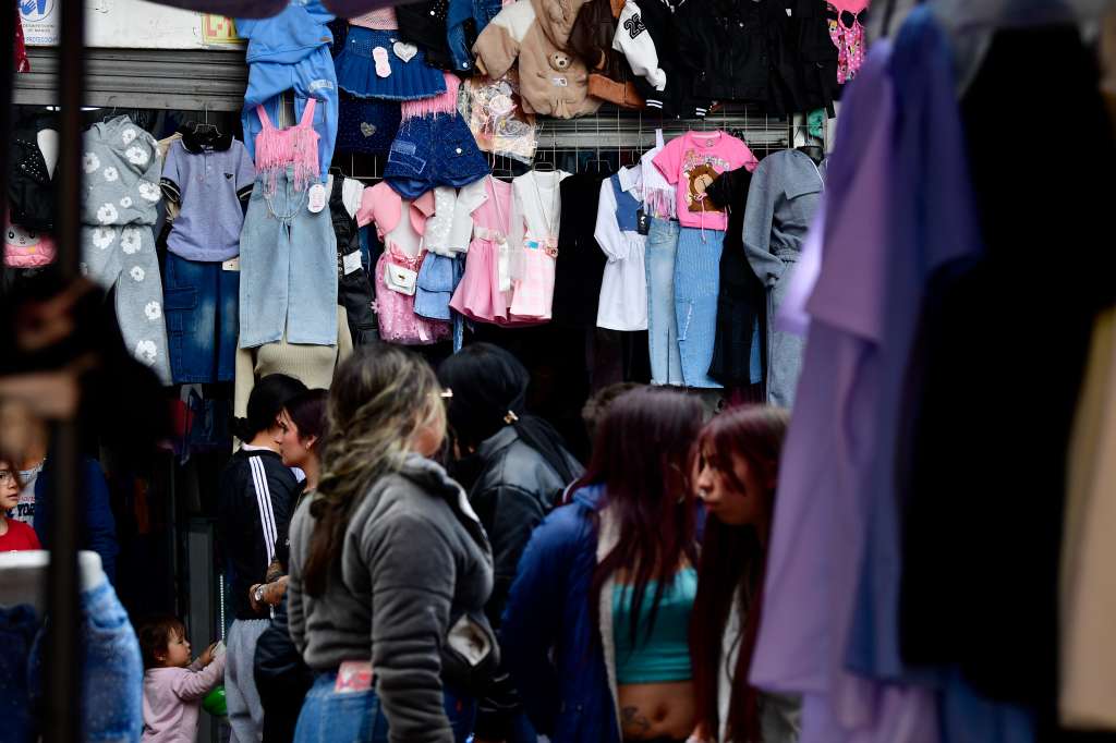 Invasión del espacio público por parte de vendedores de esta zona del centro de Bogotá