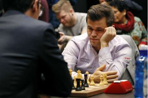 Magnus Carlsen, por cuarta vez consecutiva campeón mundial de ajedrez