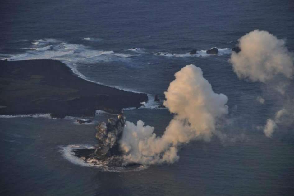 Fotografía facilitada por la Guardia Costera japonesa que muestra una vista aérea tomada este miércoles del humo generado por una erupción volcánica al sureste de la deshabitada isla volcánica de Nishinoshima, que pertenece al pequeño archipiélago de Ogasawara (Japón). 