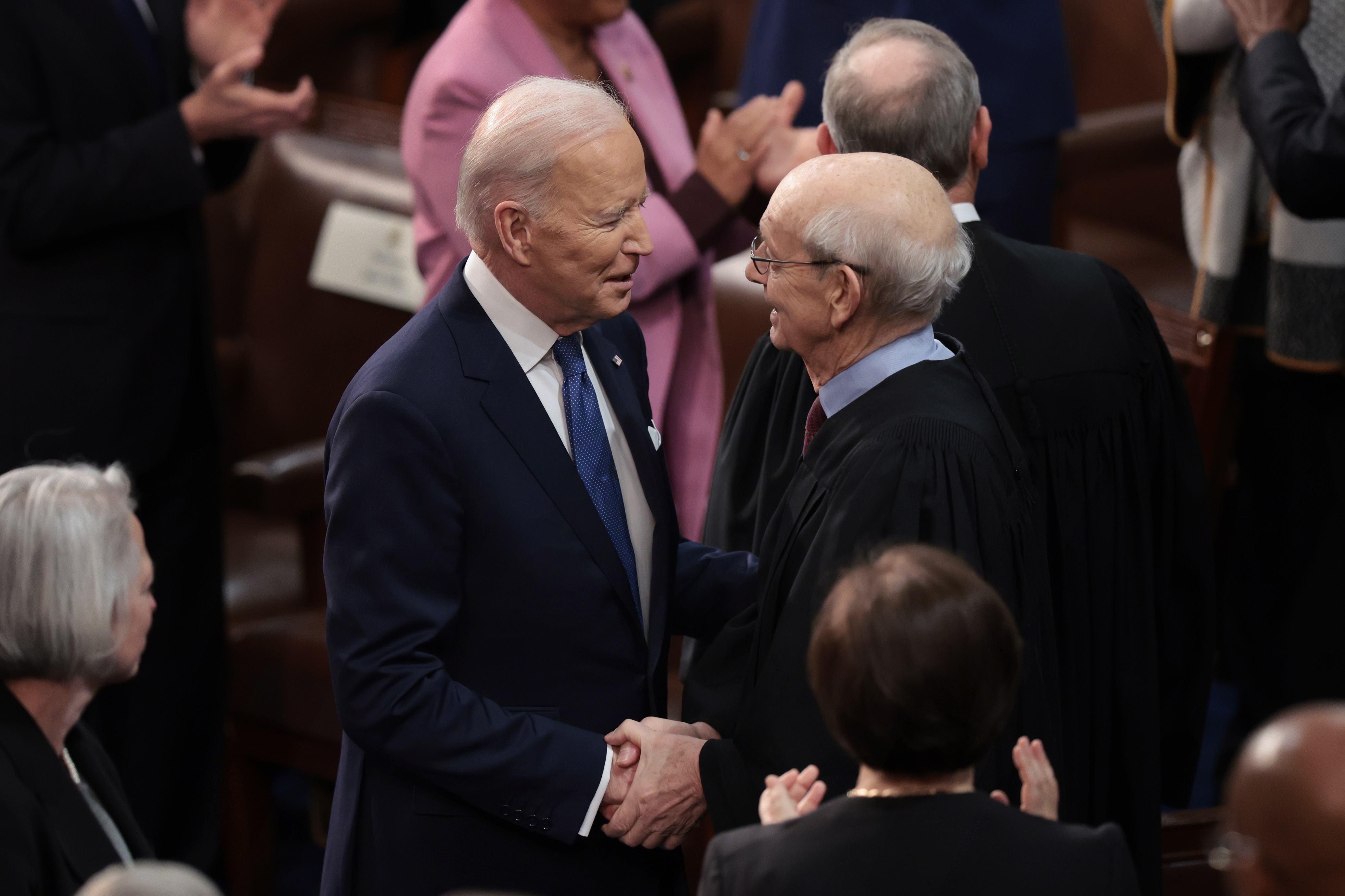 Washington (United States), 01/03/2022.- US President Joe Biden (L) greets Supreme Court Associate Justice Stephen Breyer as Biden arrives to deliver the State of the Union address during a joint session of Congress in the US Capitol's House Chamber, in Washington, DC, USA, 01 March 2022. (Estados Unidos) EFE/EPA/Win McNamee / POOL