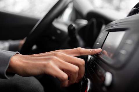 ¿Para qué sirve el botón Auto Hold en un carro y cómo usarlo correctamente?