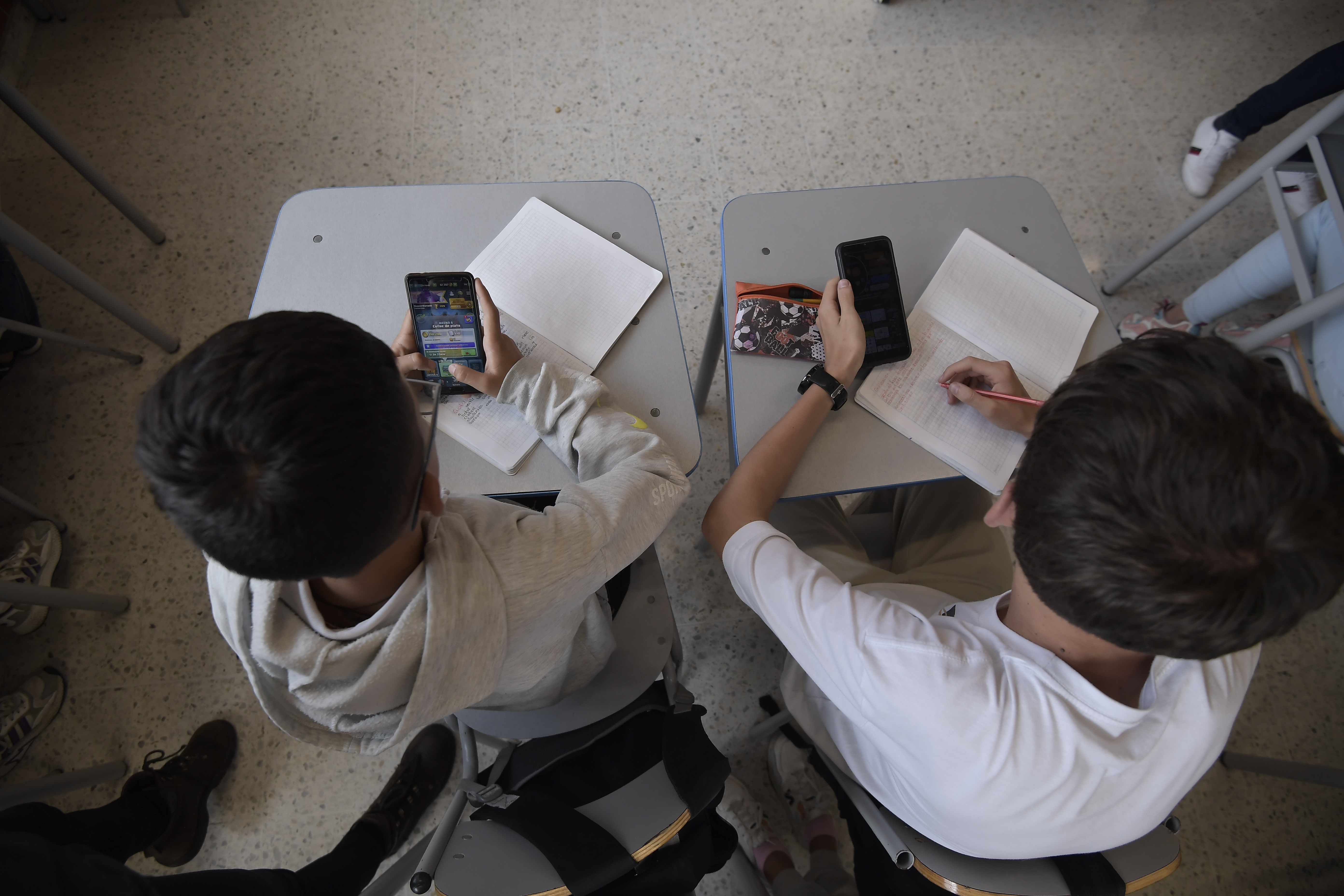 Estudiante de este colegio público ubicado en Bosa, Usan el celular.