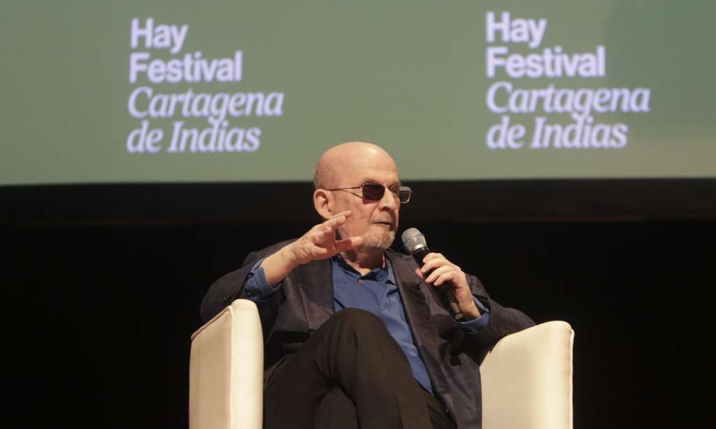 AME5726. CARTAGENA (COLOMBIA), 31/01/2025.- El escritor británico-estadounidense de origen indio, Salman Rushdie, habla junto al escritor colombiano, Juan Gabriel Vásquez, durante la segunda jornada de la vigésima edición del Hay Festival este viernes, en Cartagena (Colombia). Rushdie quien es el invitado especial del vigésimo Hay Festival de Cartagena dijo que a pesar del apuñalamiento que sufrió en 2022 siguió "siendo el escritor" que siempre quiso ser. EFE/ Ricardo Maldonado Rozo