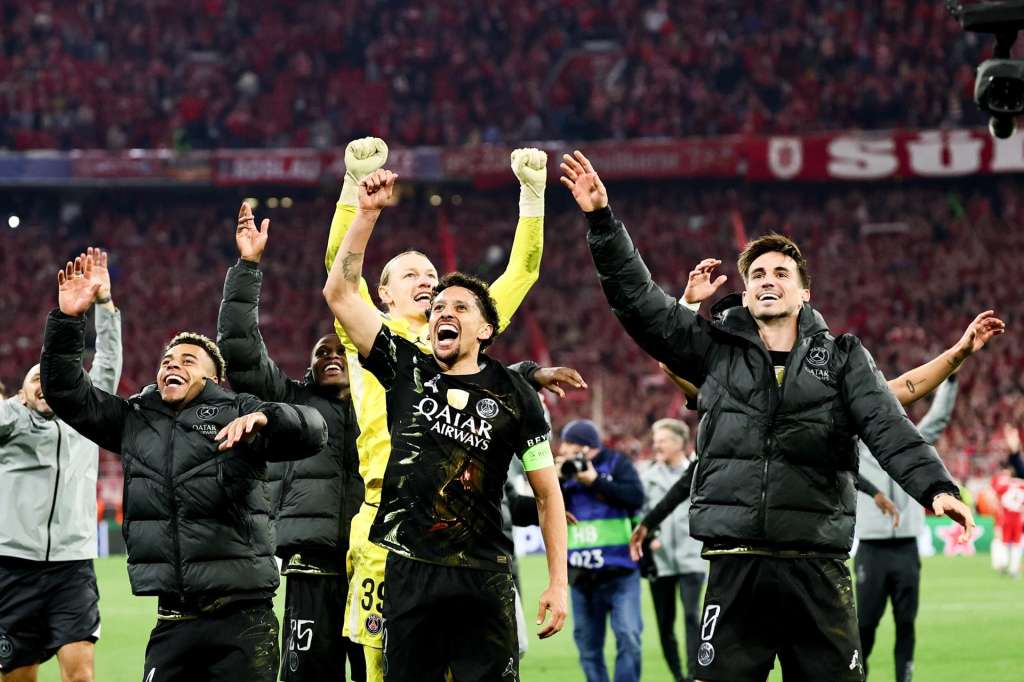MUNICH (Germany), 06/05/2026.- Players of PSG celebrate with their supporters after the UEFA Champions League semi-final, second leg soccer match between Bayern Munich and Paris Saint-German, in Munich, Germany, 06 May 2026. (Liga de Campeones, Alemania) EFE/EPA/RONALD WITTEK