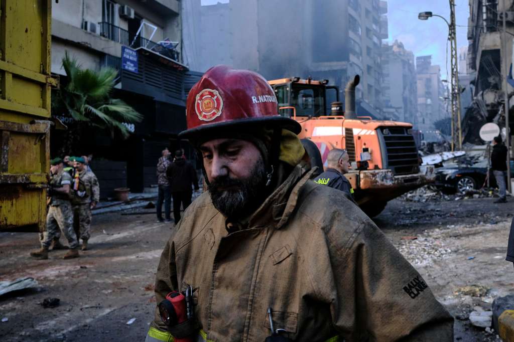 BEIRUT, 08/04/2026.- Equipos de rescate trabajan el barrio beirutí de Mazraa, en uno de los múltiples bombardeos israelíes que han azotado este miércoles Líbano. Defensa Civil libanesa elevó a al menos 254 los muertos y 1.165 los heridos este miércoles en una oleada de bombardeos israelíes sin precedentes contra diferentes zonas del Líbano, donde Israel dice haber alcanzado más de cien objetivos en apenas diez minutos. EFE / Edgar Gutiérrez