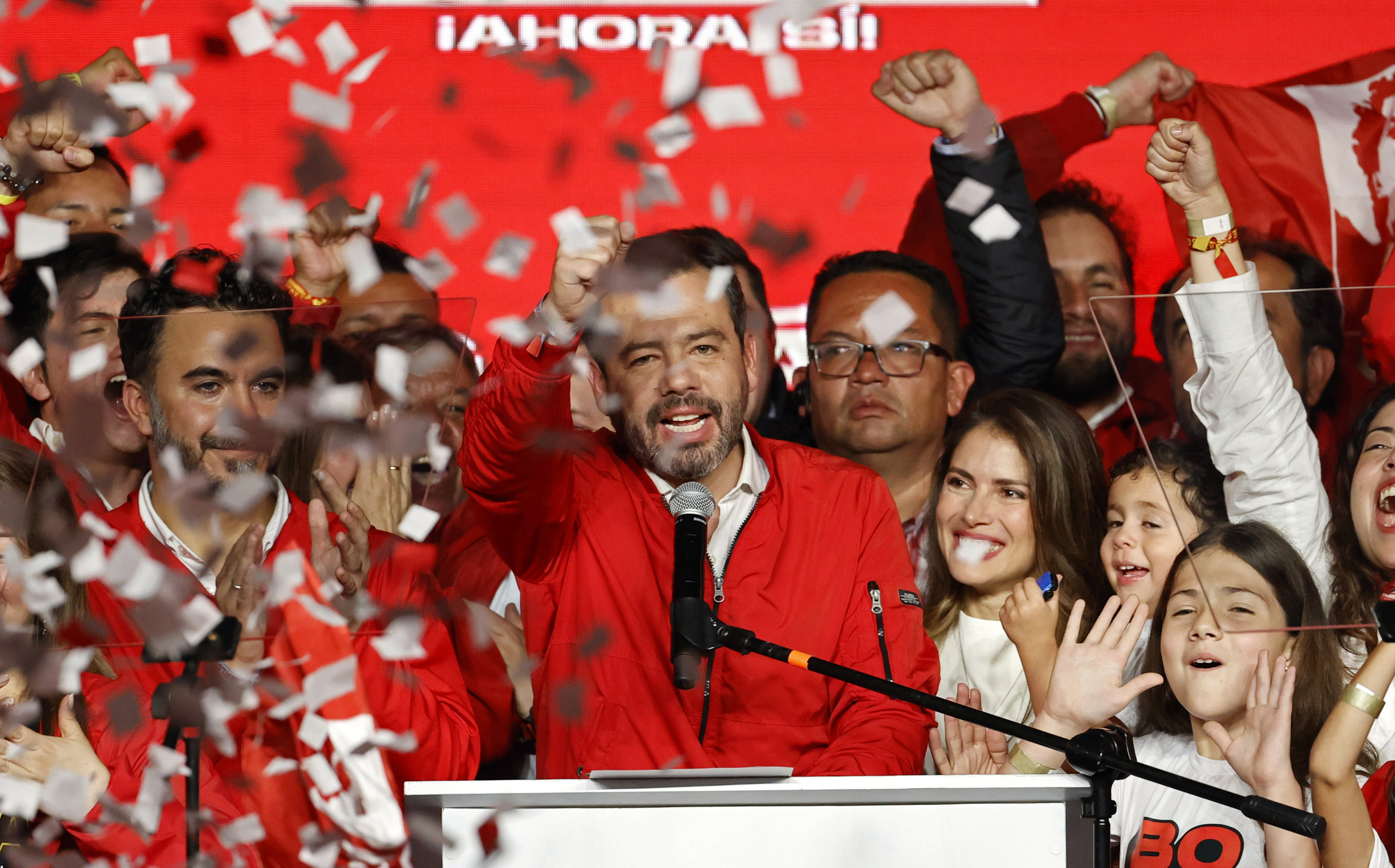 AME2485. BOGOTÁ (COLOMBIA), 29/10/2023.- Carlos Fernando Galán Pachón, hijo menor del líder político Luis Carlos Galán Sarmiento y del partido Nuevo Liberalismo, habla luego de ser elegido como nuevo alcalde de Bogotá, hoy en Bogotá (Colombia). A la tercera fue la vencida para el exsenador Galán, que buscó la Alcaldía en 2011 con el partido Cambio Radical y quedó en cuarto lugar, y como independiente en 2019 cuando fue segundo, detrás de la actual alcaldesa, Claudia López. Esta vez lo logró por el Nuevo Liberalismo, partido fundado por su padre, en una elección en la que, con el 94,98 % de las mesas escrutadas, obtenía 1.418.519 votos (48,96 %) derrotando al independiente Juan Daniel Oviedo (20,17 %) y a Gustavo Bolívar, de la coalición oficialista Pacto Histórico (18,71 %) y ficha del presidente colombiano, Gustavo Petro. EFE/ Mauricio Dueñas Castañeda