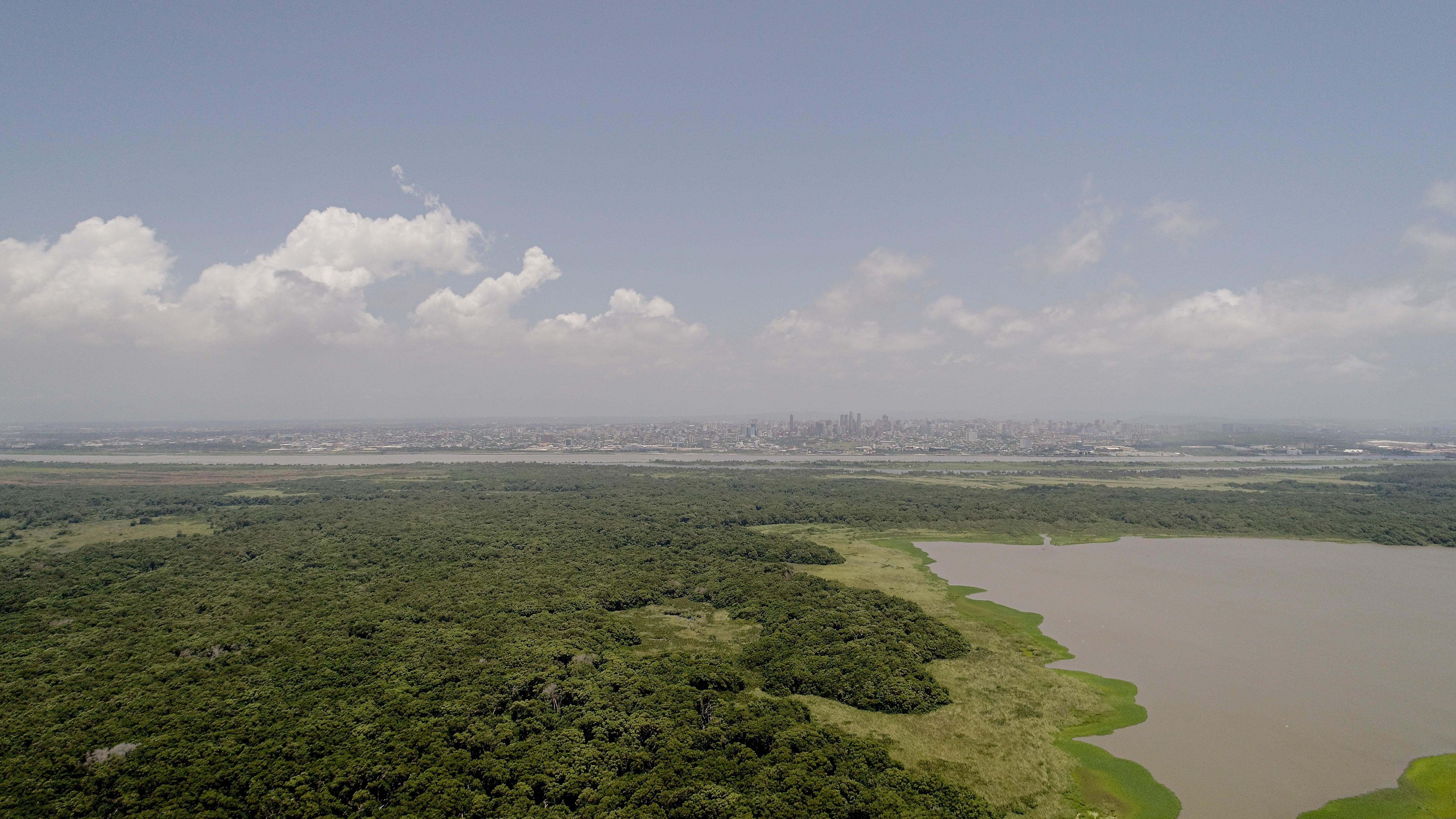 El área protegida se encuentra cercana a los municipios de Soledad y Malambo, en Atlántico; y los municipios de Sitio Nuevo y Pueblo Viejo, en el Magdalena. Al fondo de la imagen se ve Barranquilla.