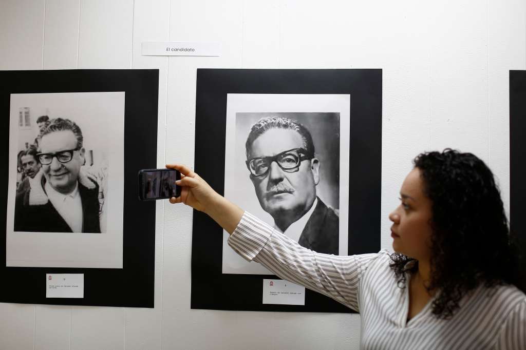 AME8772. SAN SALVADOR (EL SALVADOR), 11/09/2023.- Una mujer observa una exposición fotográfica dedicada al expresidente chileno, Salvador Allende, hoy en la pinacoteca de la Universidad de El Salvador, en San Salvador (El Salvador). Autoridades de la Embajada de Chile y de la estatal Universidad de El Salvador (UES) recordaron este lunes el legado de Salvador Allende e inauguraron una exposición fotográfica con motivo del 50 aniversario del golpe de Estado contra el presidente. EFE/Rodrigo Sura