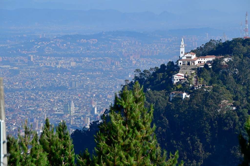 Aspectos generales de la ciudad de Bogotá entre ellas el centro de la ciudad y Monserrate