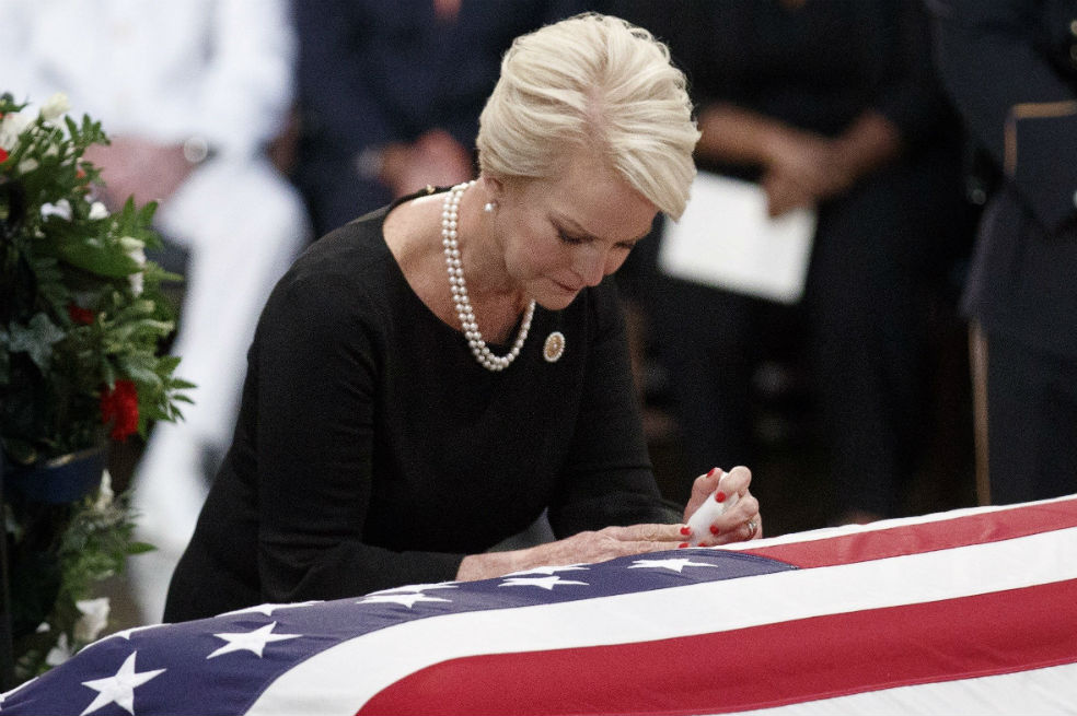Cindy McCain, viuda del fallecido senador John McCain, llora junto al féretro de su marido en la Rotonda del Capitolio en Washington DC. / EFE