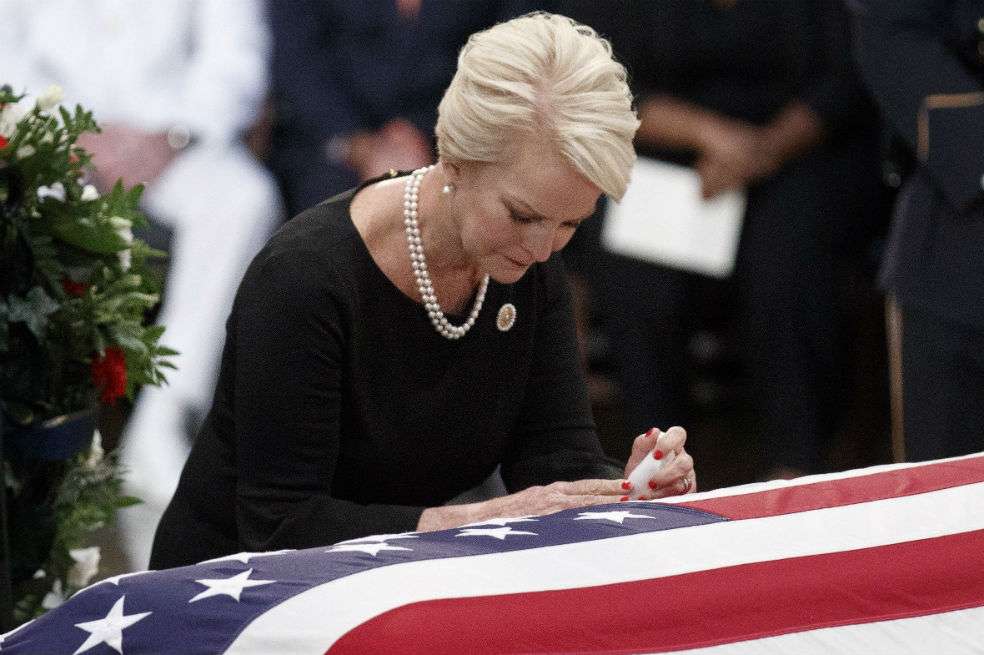 Cindy McCain, viuda del fallecido senador John McCain, llora junto al féretro de su marido en la Rotonda del Capitolio en Washington DC. / EFE