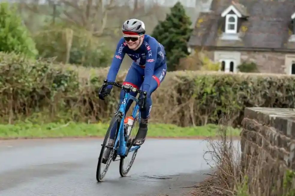 Emily Bridges en su bicicleta // AFP-Twitter