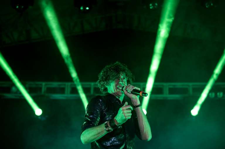 Roberto Musso también cantó seis de los ocho temas de “Lámina once”, el último álbum del Cuarteto de Nos: “Flan”, “Cinturón Gris”, “Fiesta en lo del Dr. Hermes”, “Frankenstein Posmo”, “Rorschach” y "Maldito Show".