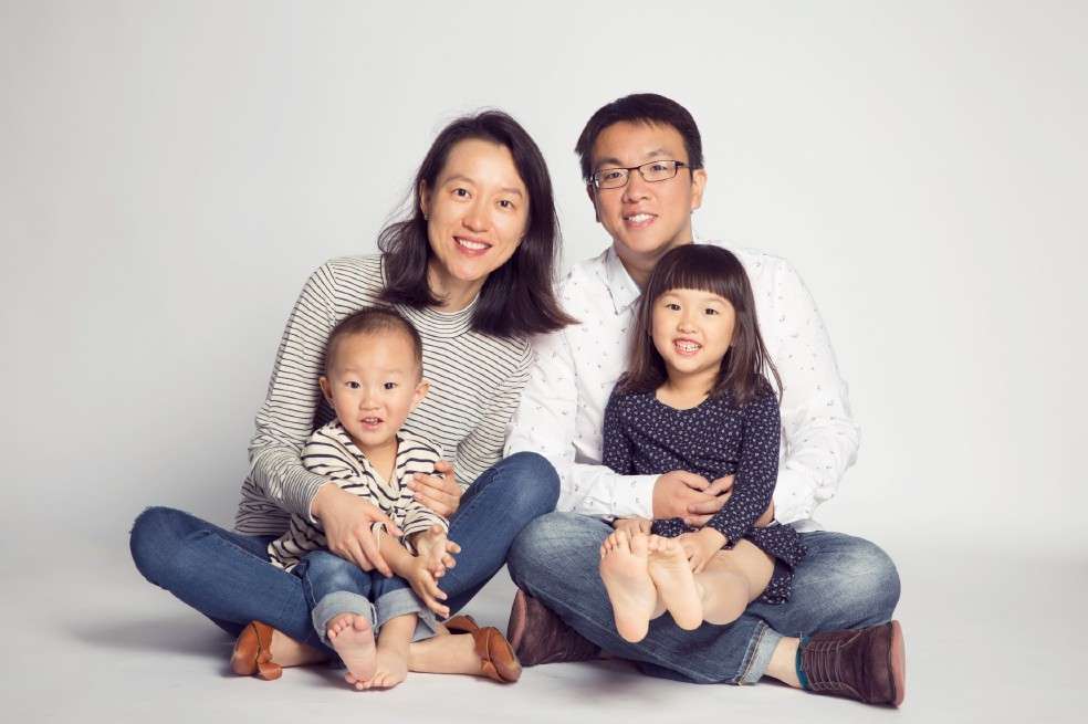 Zhenyu Zhang, CEO de Gymboree, junto con su familia, por quien conoció la marca. Luego asumió como presidente mundial. Venía de Bain & Company y Roland Berger. / Cortesía