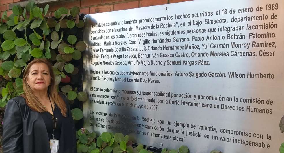 En el Complejo Judicial de Paloquemao se encuentra una placa que recuerda a las víctimas que se instaló por orden de la Corte Interamericana de Derechos Humanos. En la foto: Luz Nelly Carvajal. / Alejandra Bonilla-El Espectador